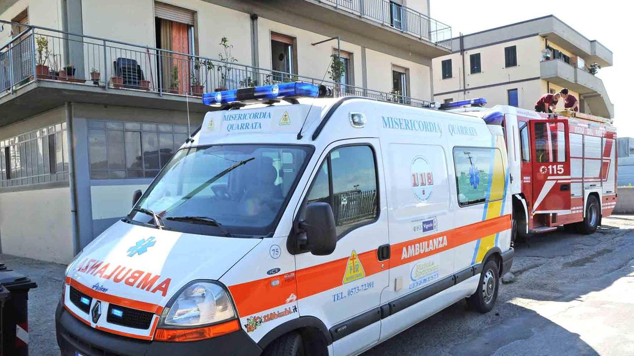 Un'ambulanza della Misericordia di Quarrata (foto archivio)