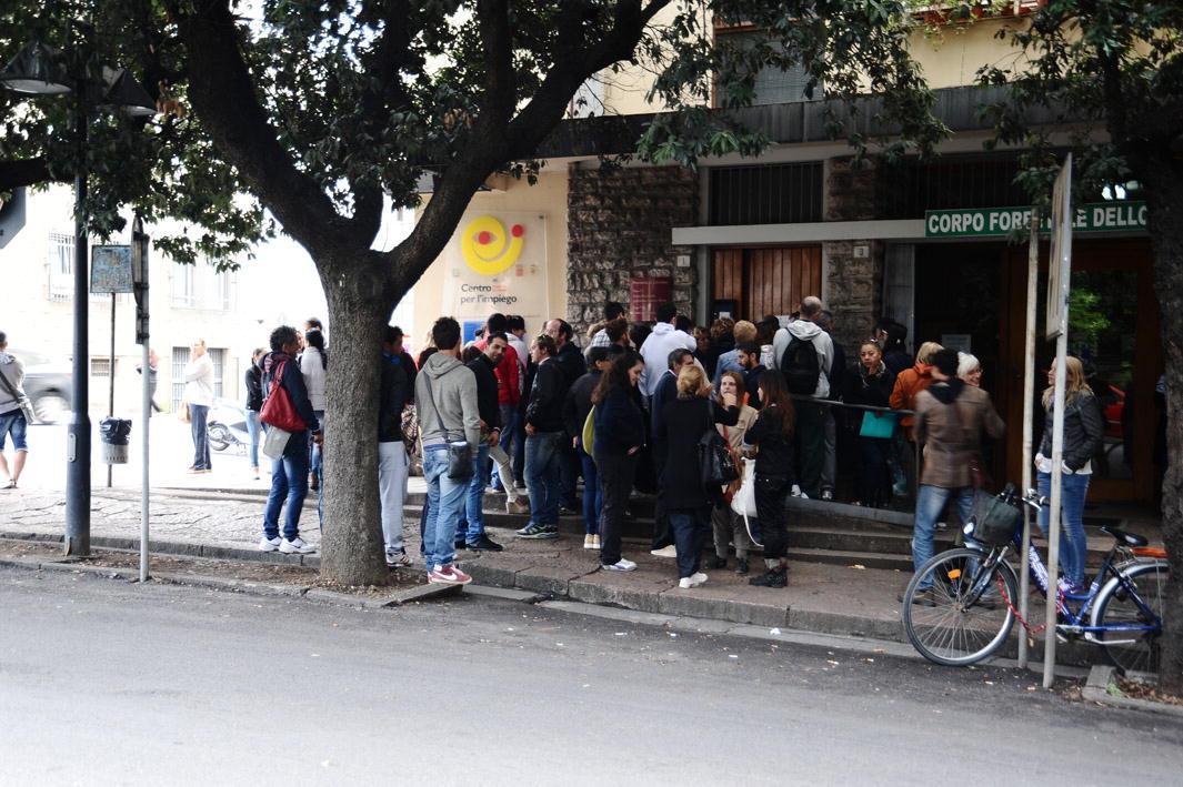 Gente in coda di fronte al centro per l'impiego