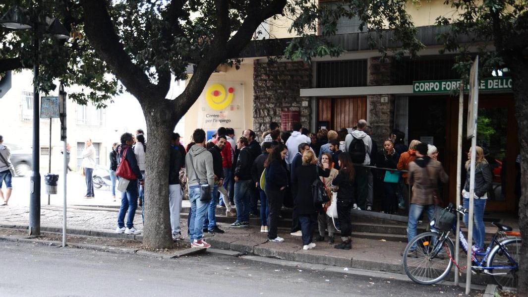 Gente in coda di fronte al centro per l'impiego