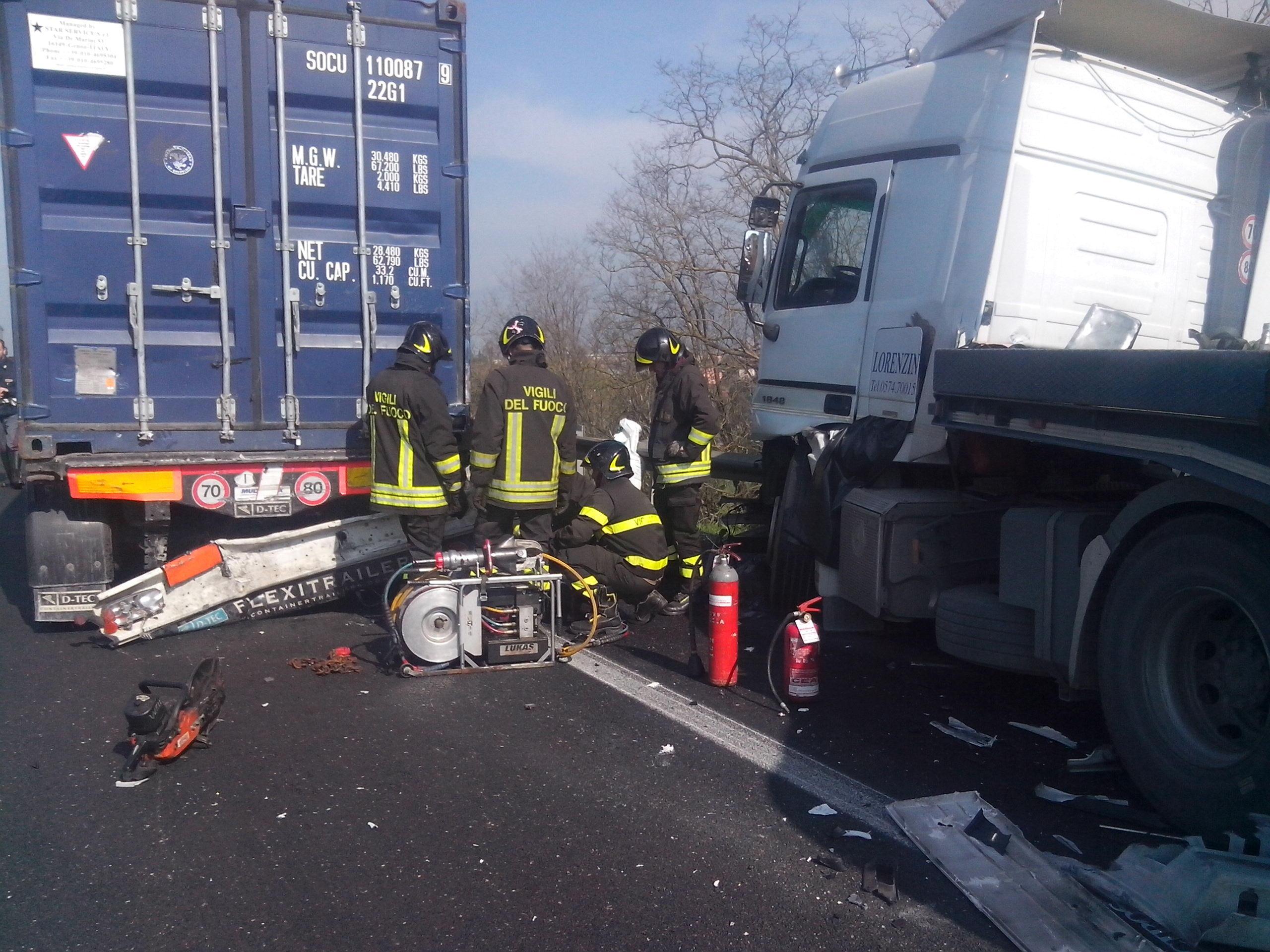 Scontro fra due camion in autostrada vicino al casello di Viareggio 