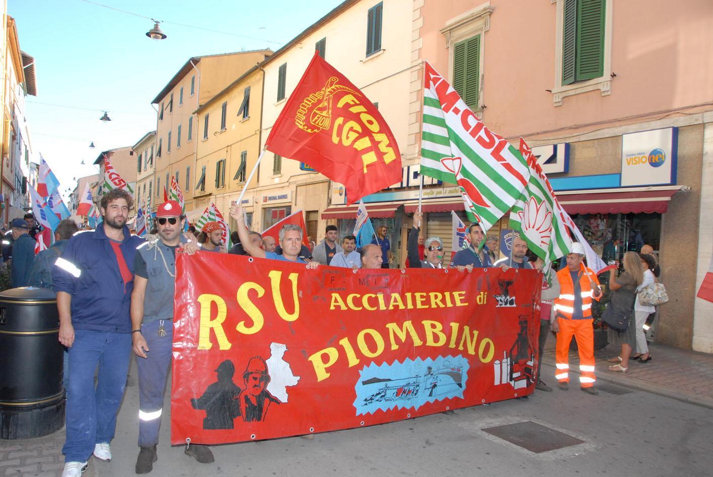 Una manifestazione degli operai delle acciaierie (foto Paolo Barlettani)