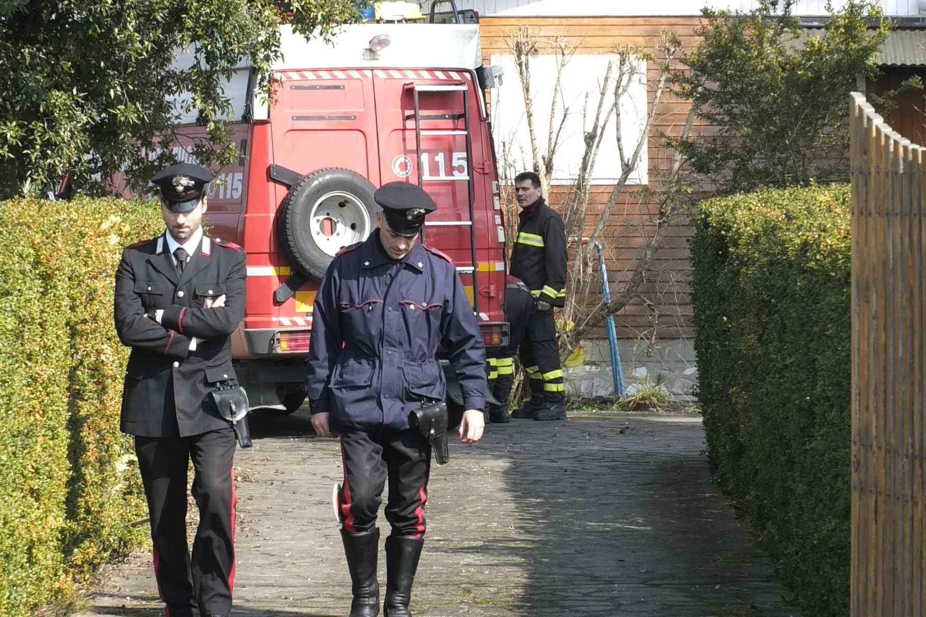 I rilievi dei carabinieri nel luogo del ritrovamento (foto Muzzi)