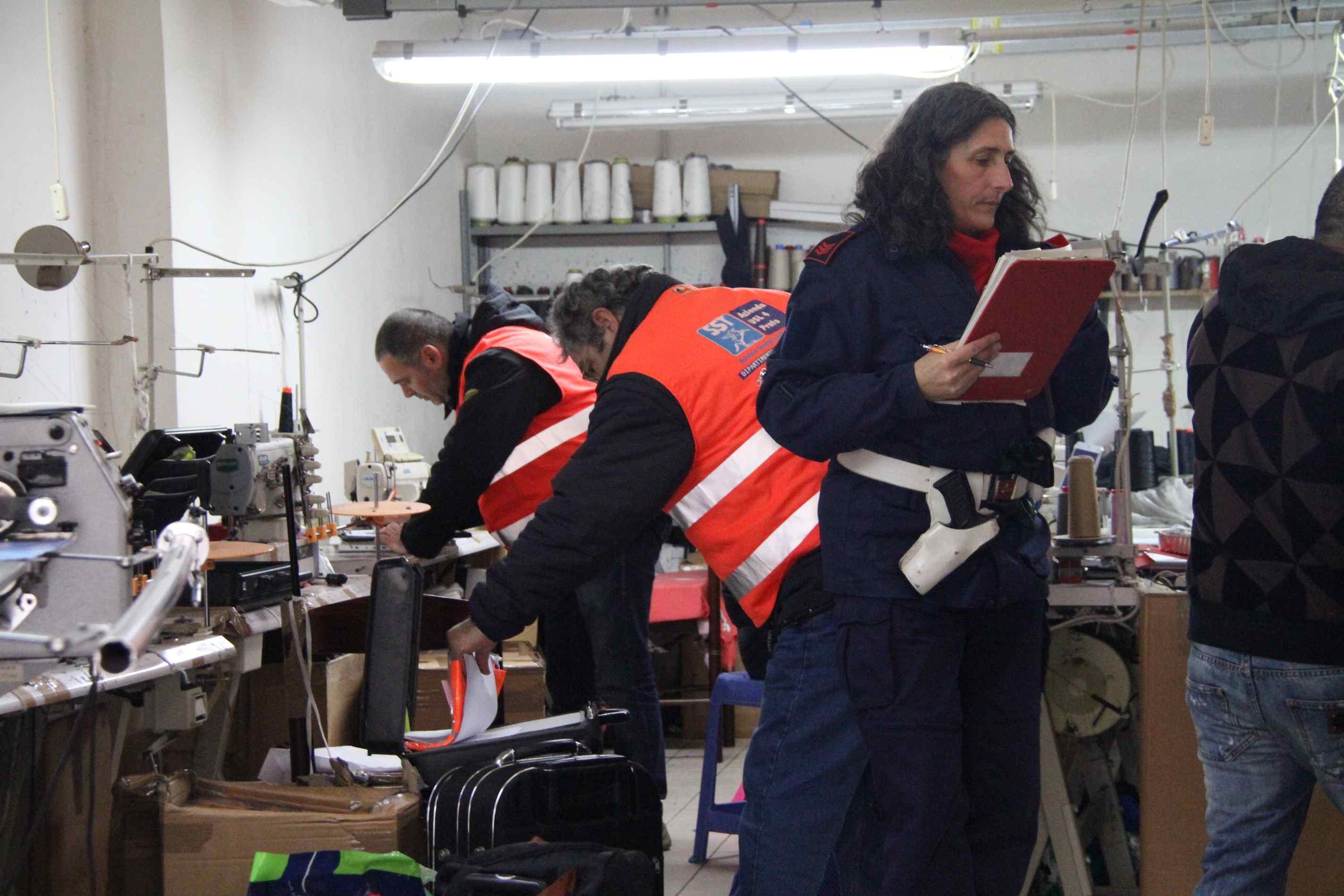 Ispettori del lavoro in azione in una ditta (foto di repertorio)