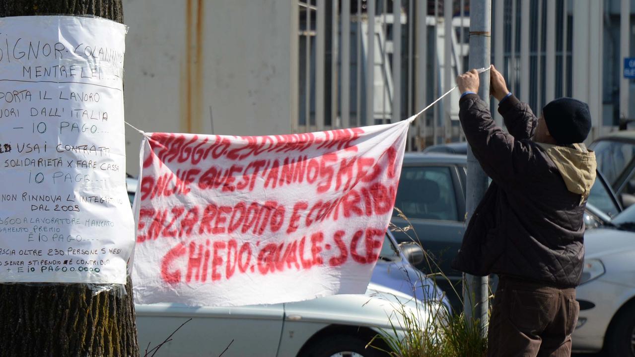 Lo striscione di protesta esposto prima dell'arrivo del presidente Colaninno (foto Silvi)