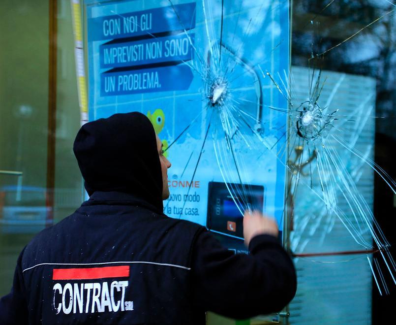 Filiale di banca presa a mazzate 