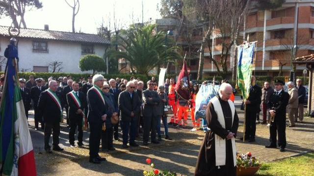La commemorazione della tragedia del Canadair a Forte dei Marmi