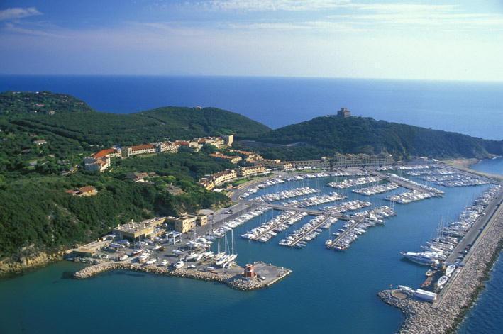Una veduta aerea di Punta Ala e del suo porto turistico