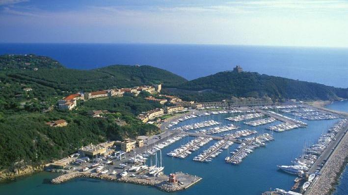 Una veduta aerea di Punta Ala e del suo porto turistico