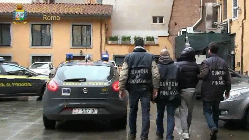 Uno degli arresti eseguiti dalla guardia di finanza di Roma