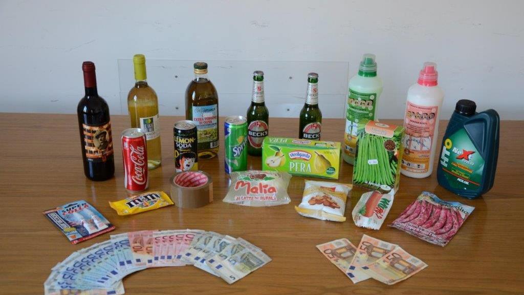 I prodotti sequestrati dalla polziia ai napoletani