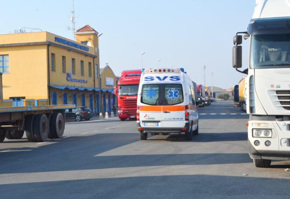 L'ambulanza della Svs alll'uscita dal varco Galvani (Silvestri/Pentafoto)