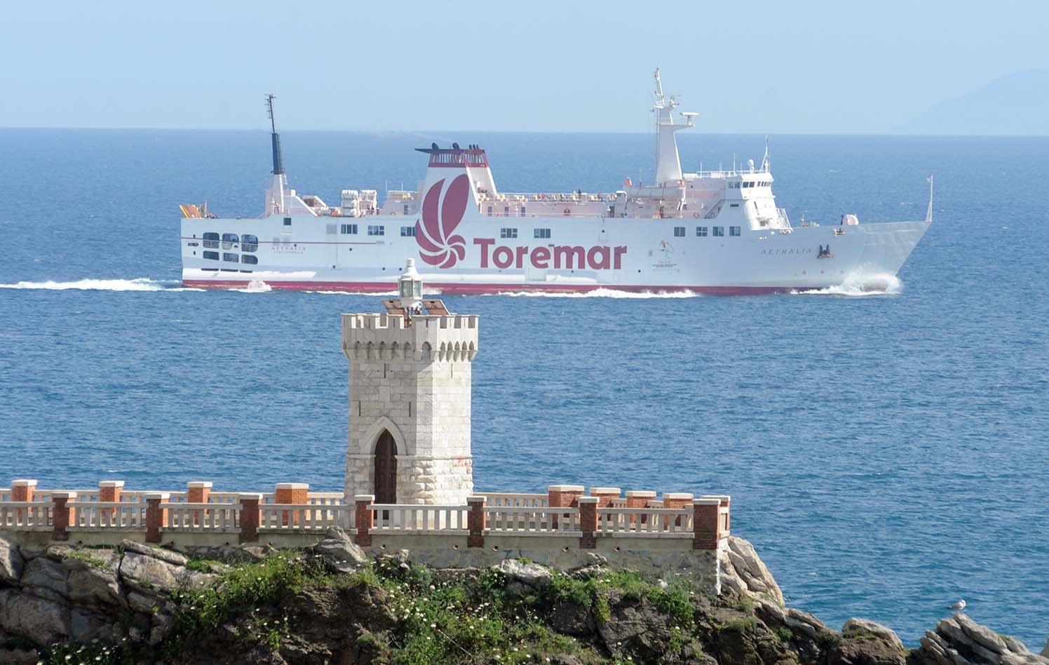 Un traghetto della Toremar nel canale di Piombino (foto Paolo Barlettani)