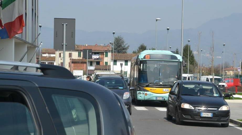 La navetta alle prese con le auto parcheggiate in divieto al San Luca