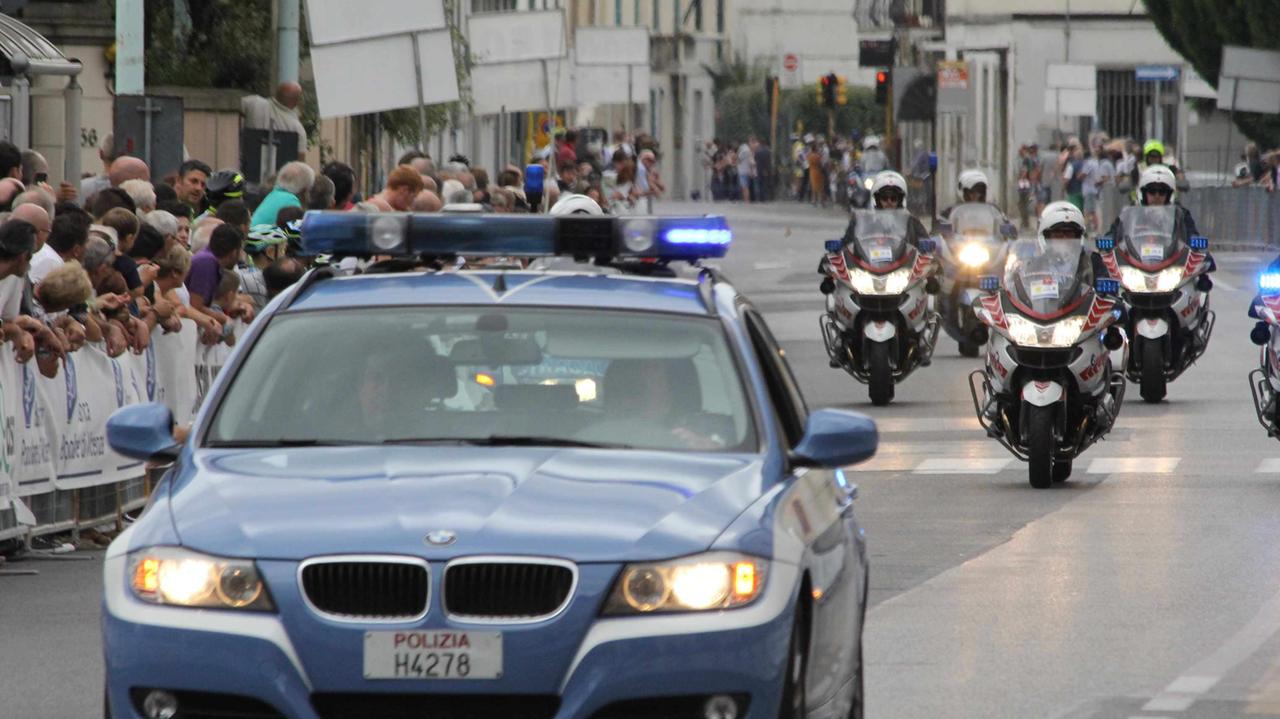 Il servizio di sicurezza della polizia durante una gara ciclistica (foto d'archivio)