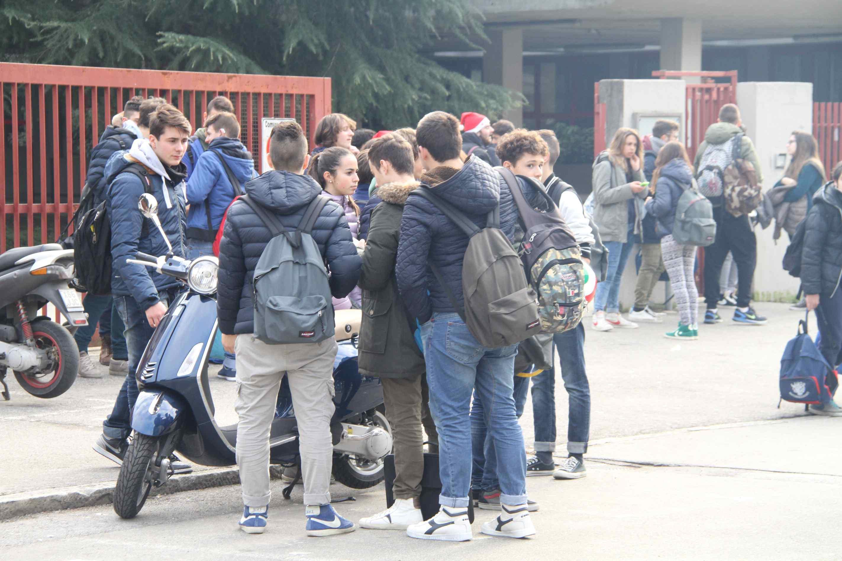Studenti del Buzzi all'uscita dalla scuola (archivio)