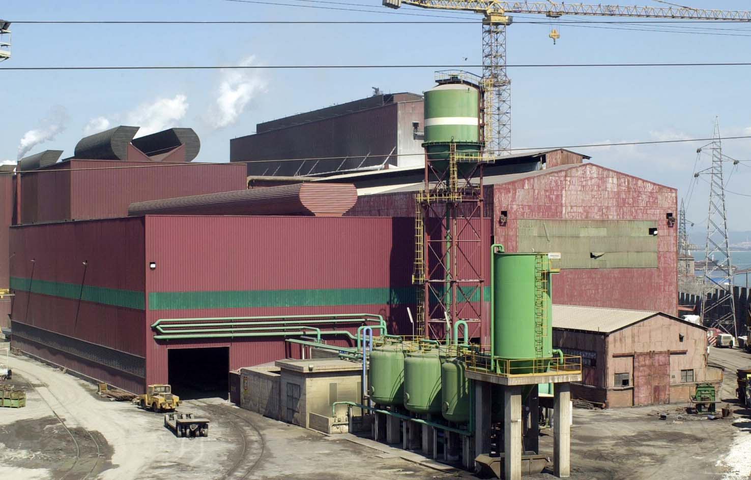 L'acciaieria dello stabilimento ex Lucchini (foto Paolo Barlettani)