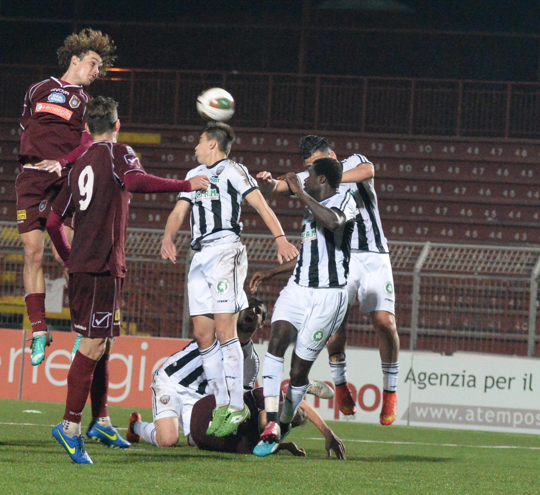 Luperini ci prova di testa (foto Franco Silvi)