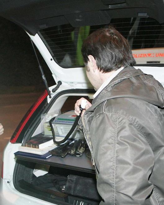 Ubriaco in auto danneggia due veicoli