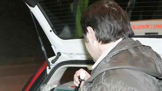 Ubriaco in auto danneggia due veicoli