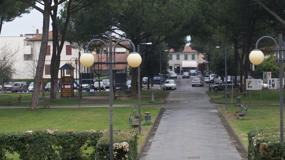 Impiegati in giro a curare l’arredo urbano