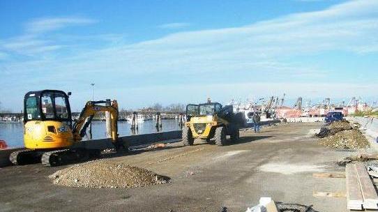 Vandali penetrano nel cantiere