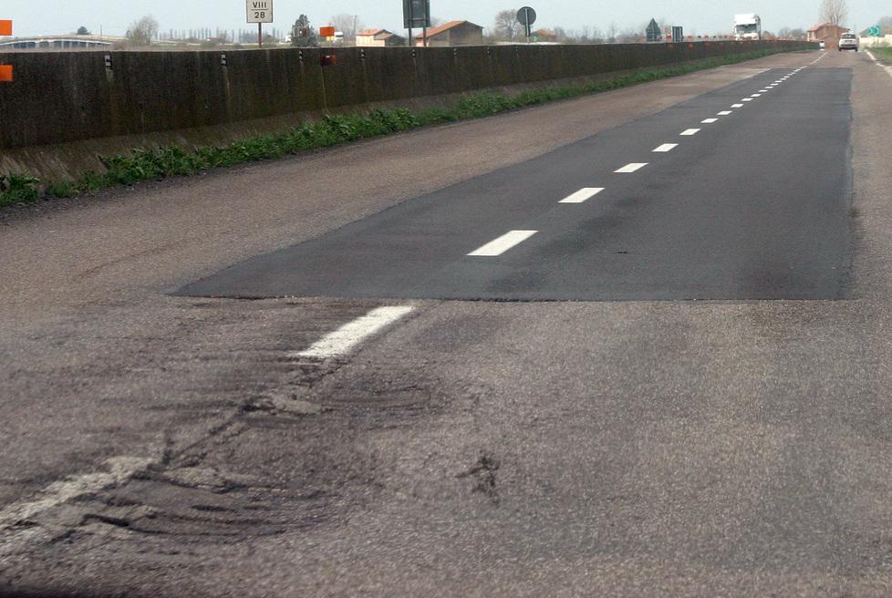 La pioggia scava l’asfalto chiusa 2 ore la Ferrara-Mare