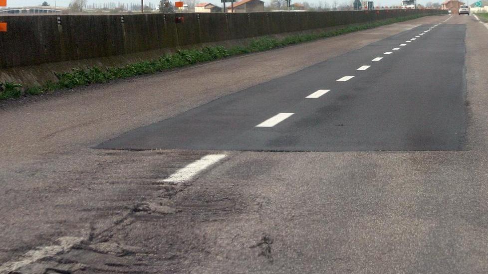 La pioggia scava l’asfalto chiusa 2 ore la Ferrara-Mare