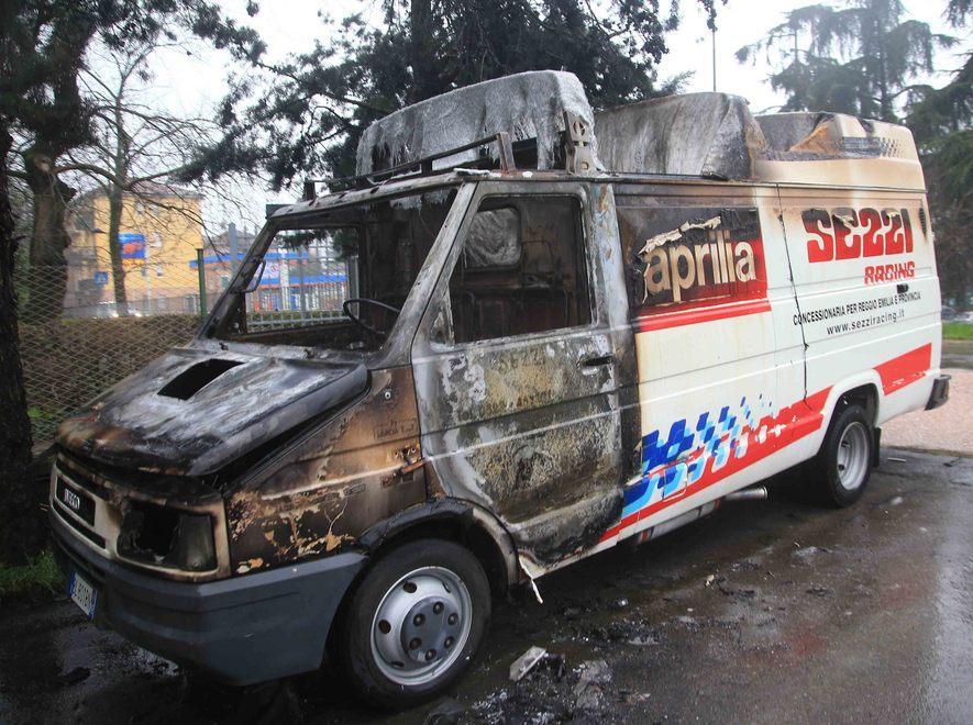 Distrutto dalle fiamme il furgone della Sezzi 