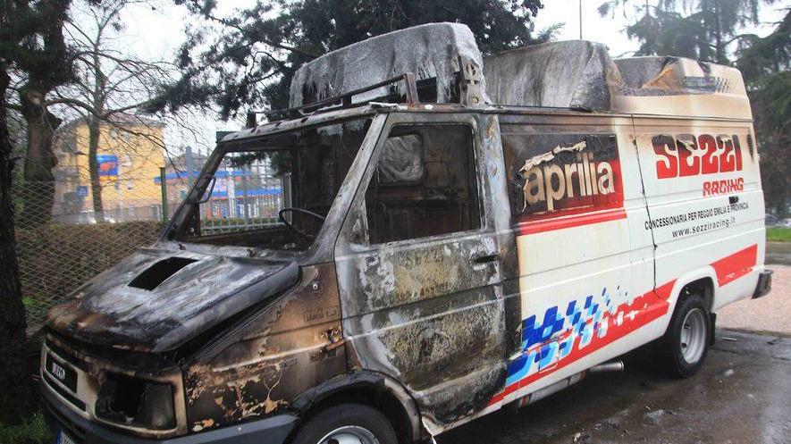 Distrutto dalle fiamme il furgone della Sezzi