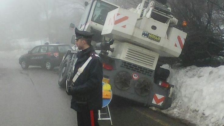 Provinciale chiusa due ore per recuperare un’autogru