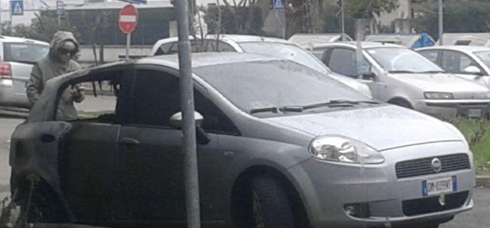 Le ha incendiato l’auto per vendicare la compagna 