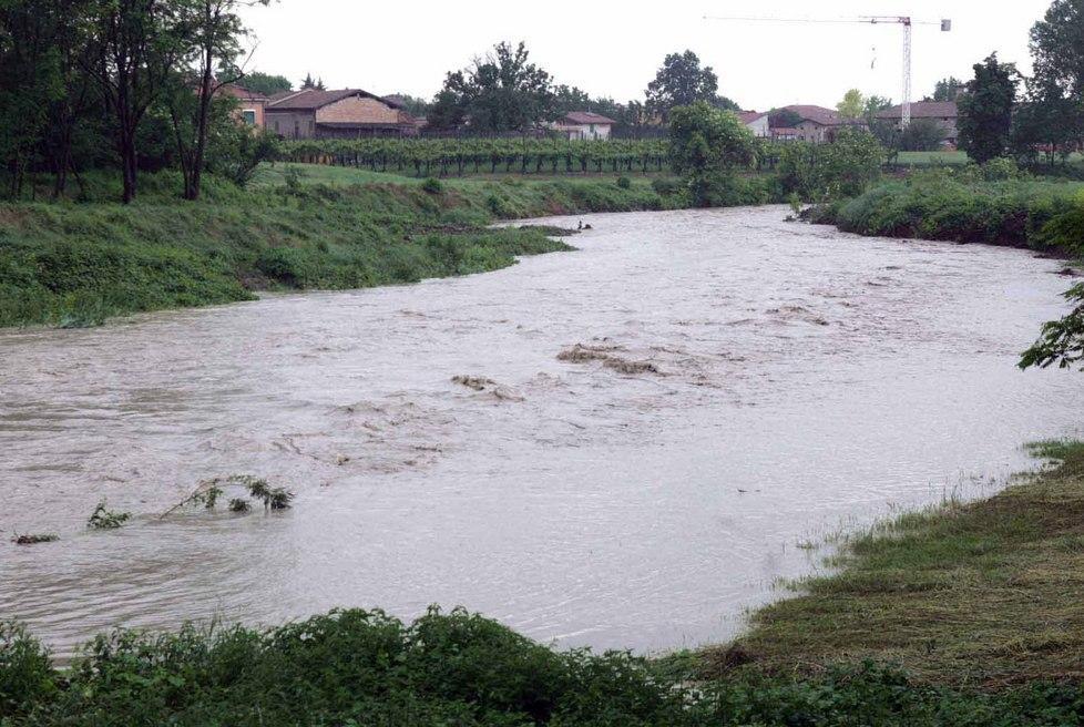 Il Tresinaro è in piena, gli argini fanno paura 