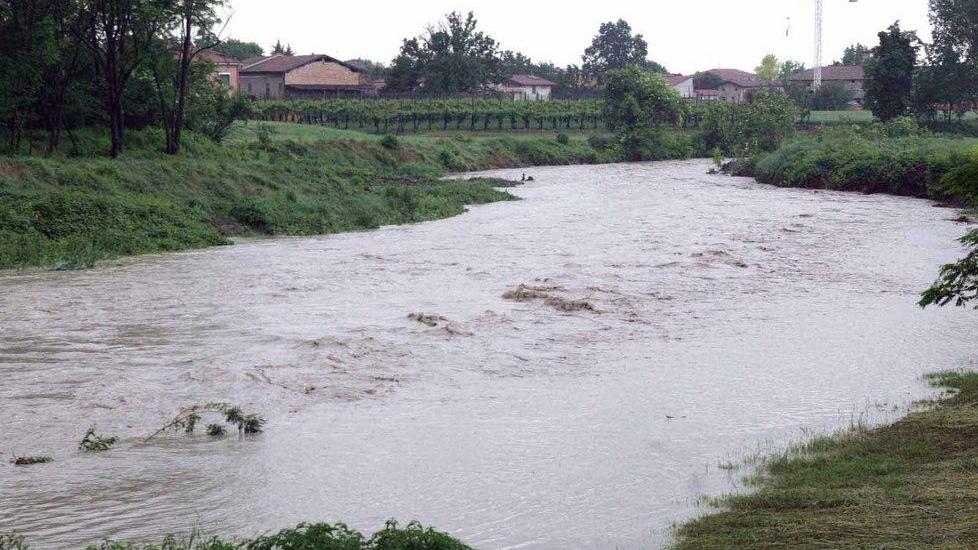 Il Tresinaro è in piena, gli argini fanno paura