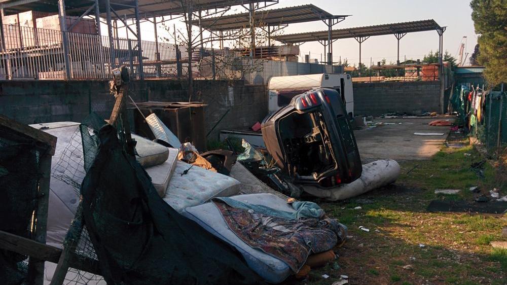 L'incendio nell'accampamento rom (foto Cuffaro)