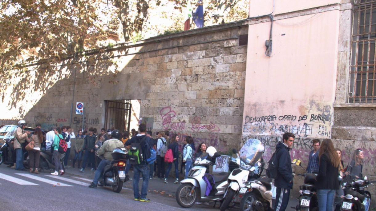 Studenti all'ingresso del Liceo Cecioni