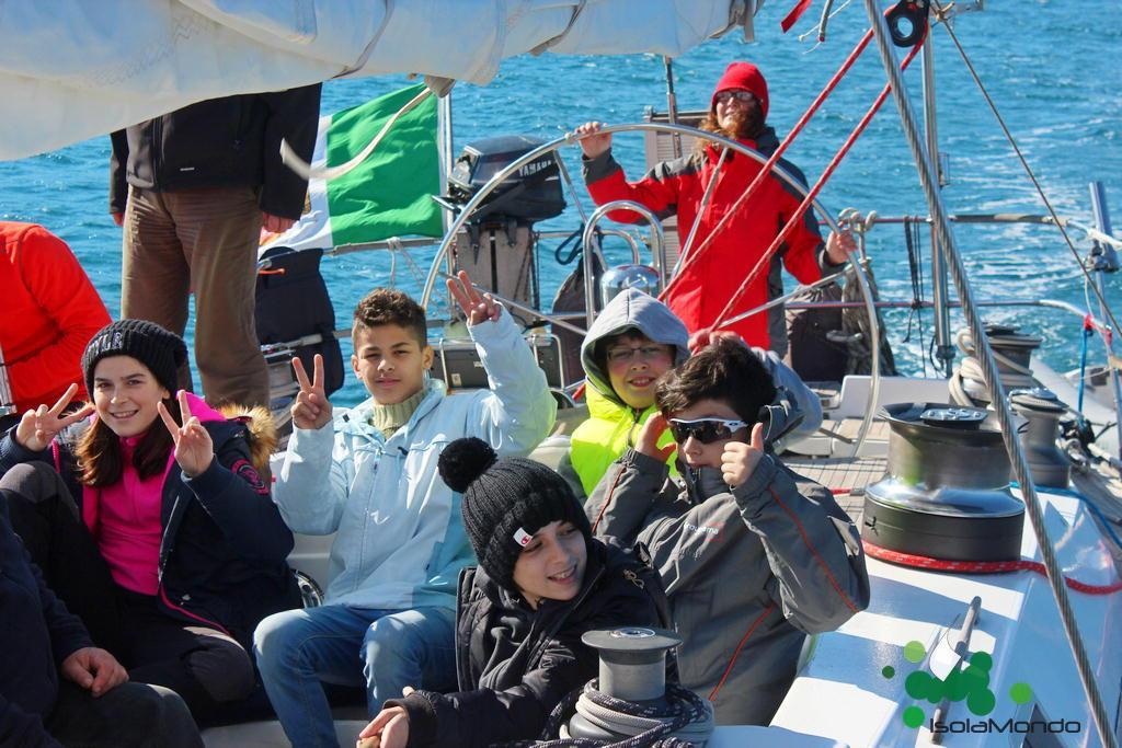 L'equipaggio degli studenti elbani durante il viaggio