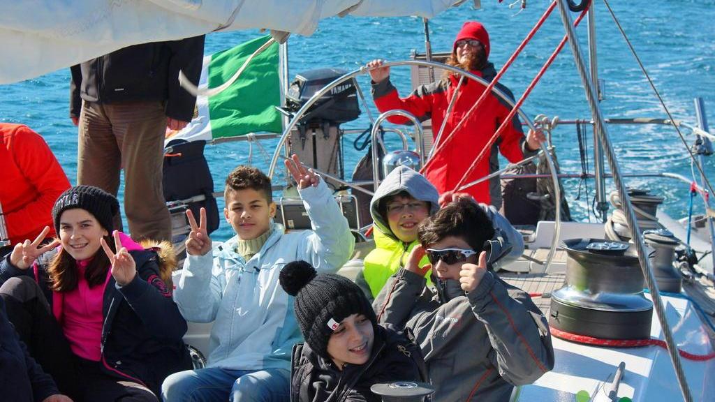 L'equipaggio degli studenti elbani durante il viaggio