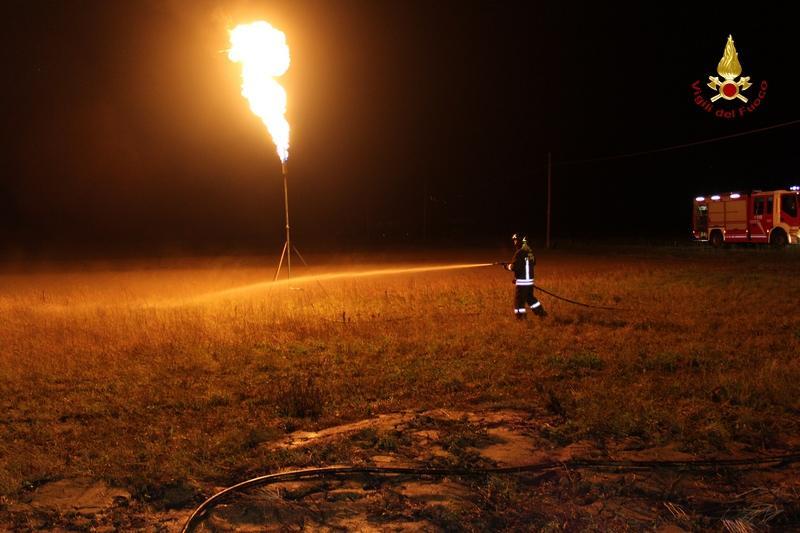 Le operazioni di travaso del gpl (foto Centro documentazione e comunicazione Vigili del fuoco Grosseto)
