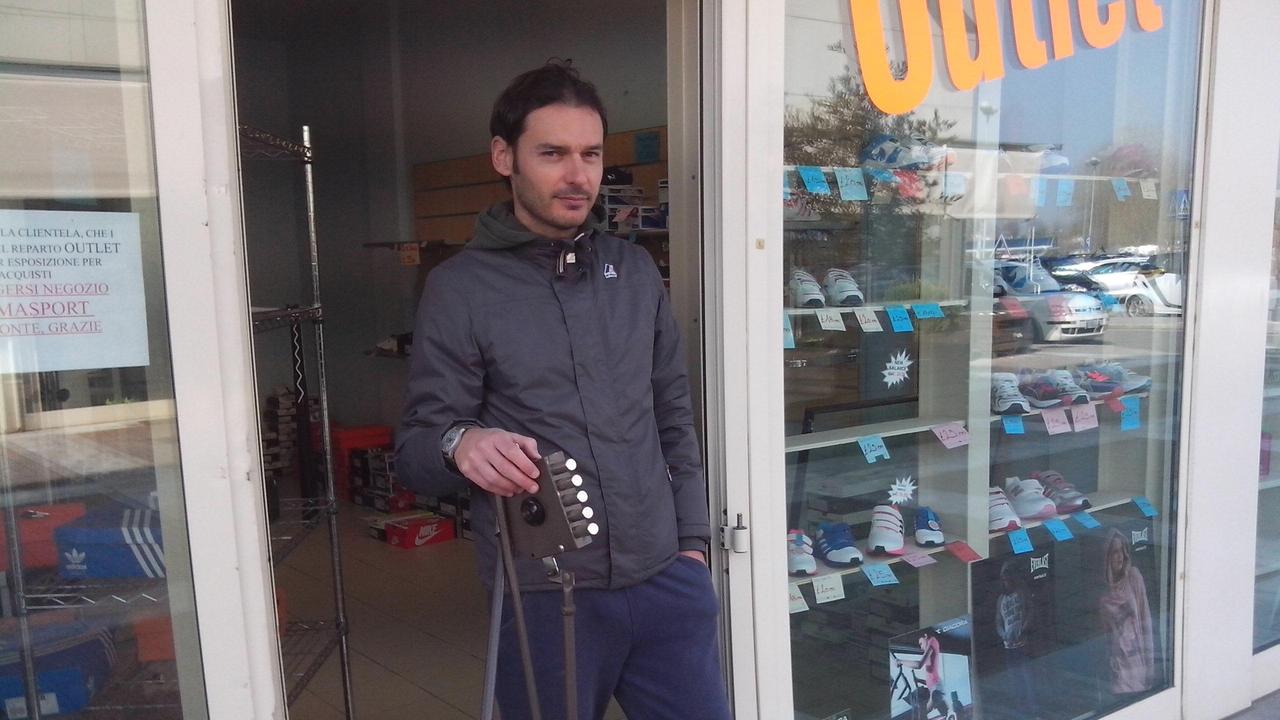 Il titolare di Gama Sport Gabriele Ulivi nel negozio derubato