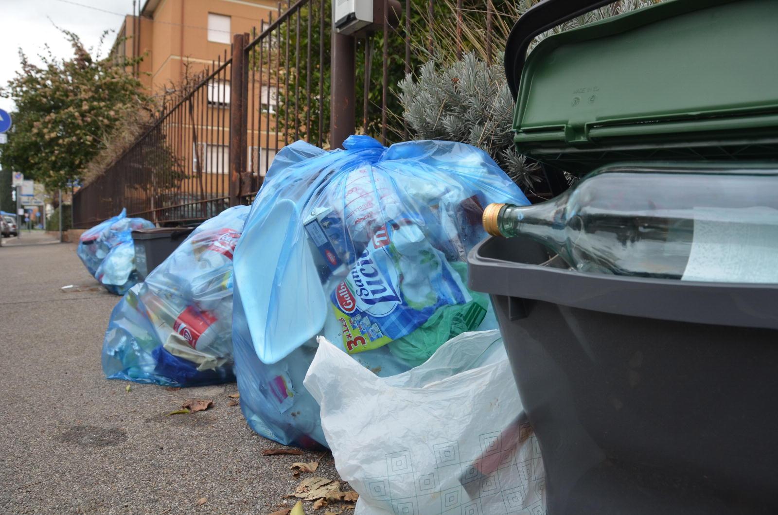 Mastelli e sacchi della raccolta differenziata porta a porta (foto Agenzia Bf)
