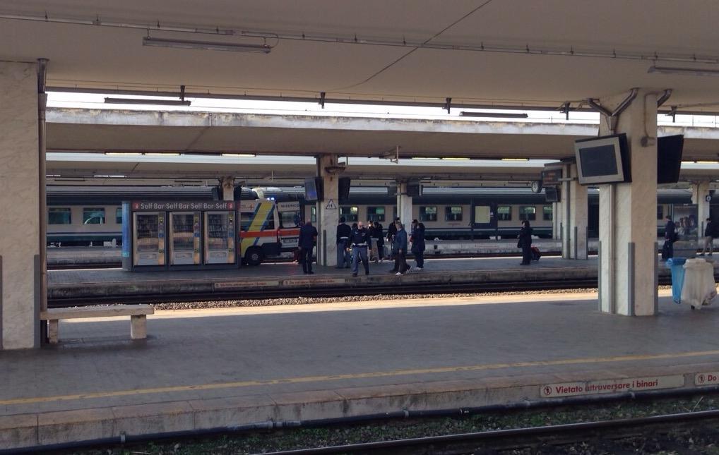 L'ambulanza alla stazione e gli agenti subito dopo l'intervento