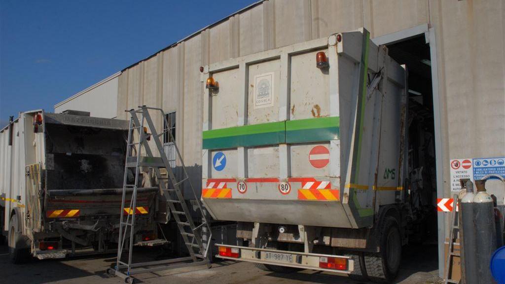 Un camion del Coseca (foto Agenzia Bf)