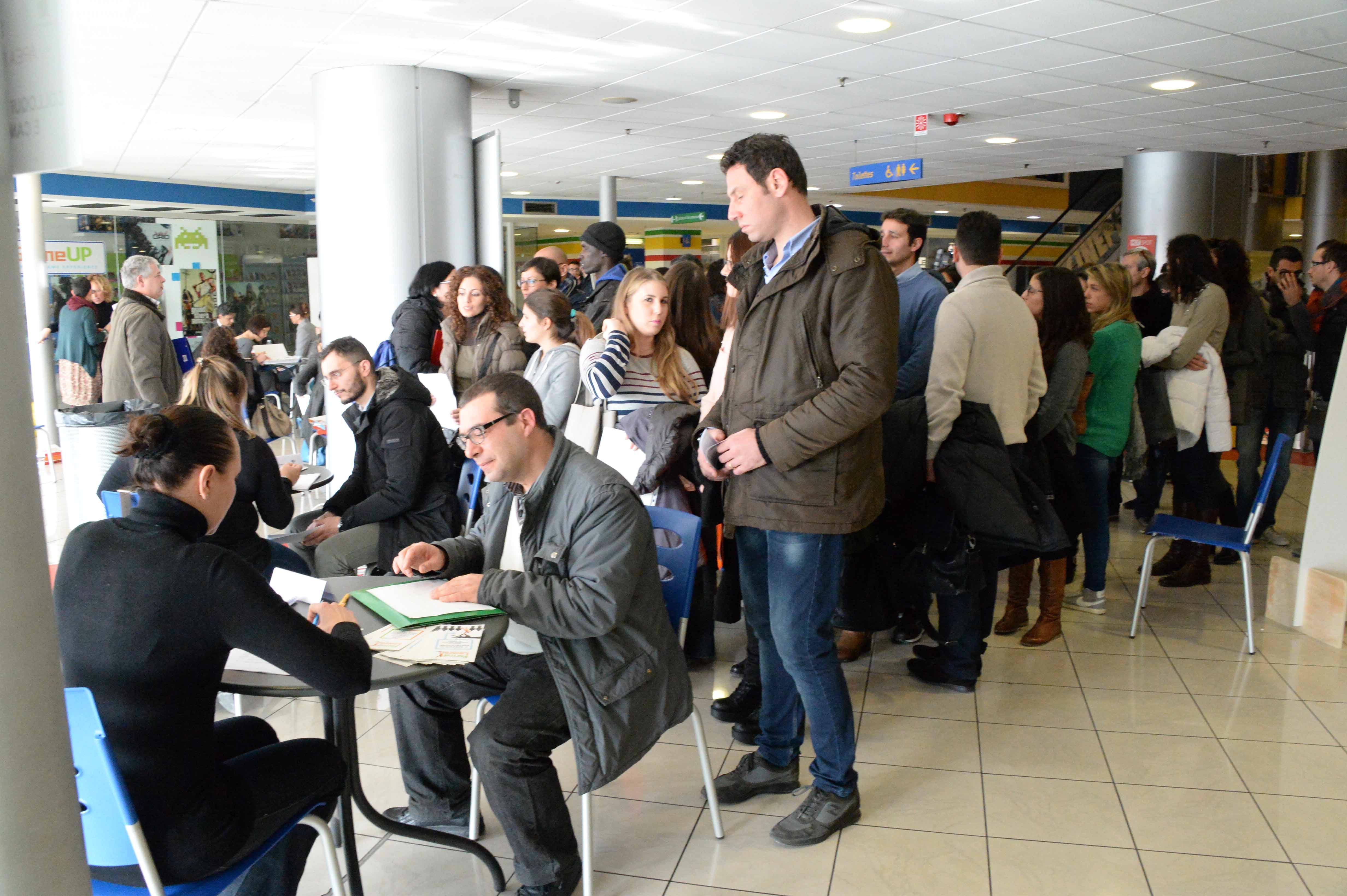 Giovani ad un'iniziativa per la ricerca di lavoro