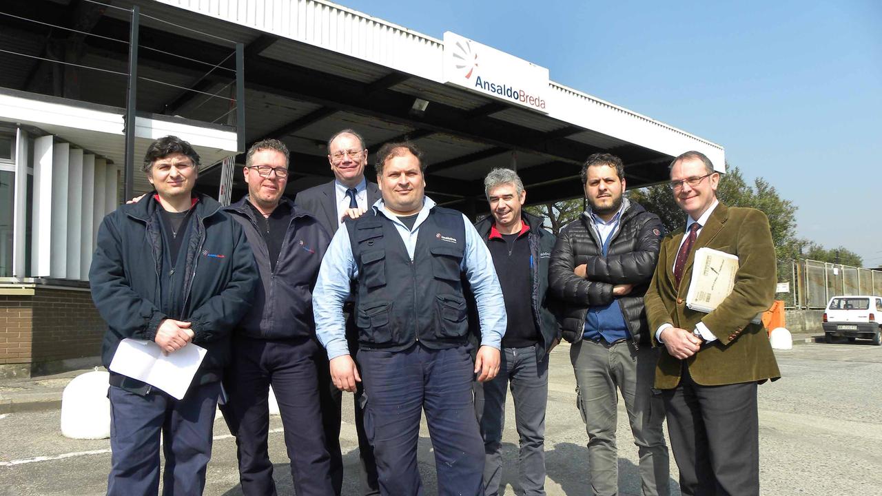 I delegati sindacali davanti alla Breda (Foto Gori)