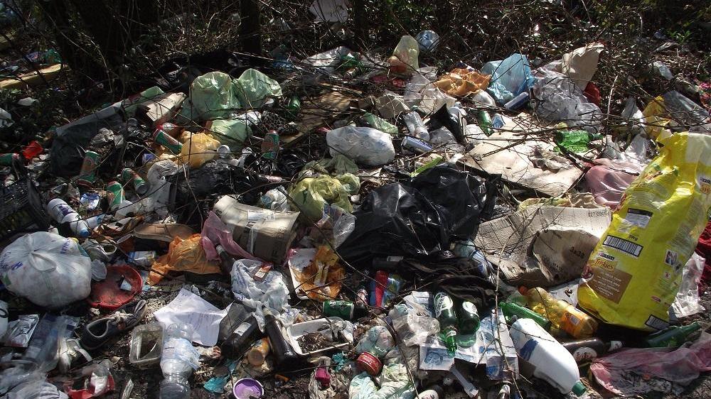 La discarica nei pressi di Carrefour