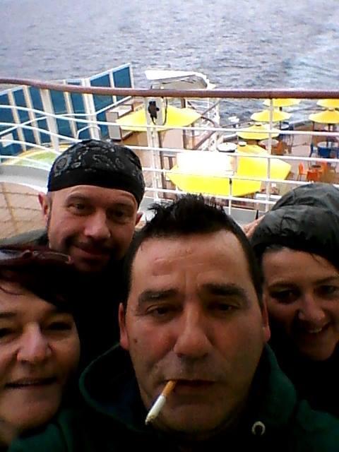 Il selfie pubblicato su facebook delle due coppie grossetane sfuggite alla strage di Tunisi