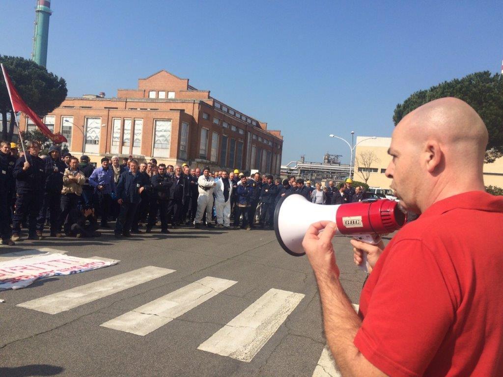 Un'immagine dell'agitazione alla raffineria Eni di Stagno