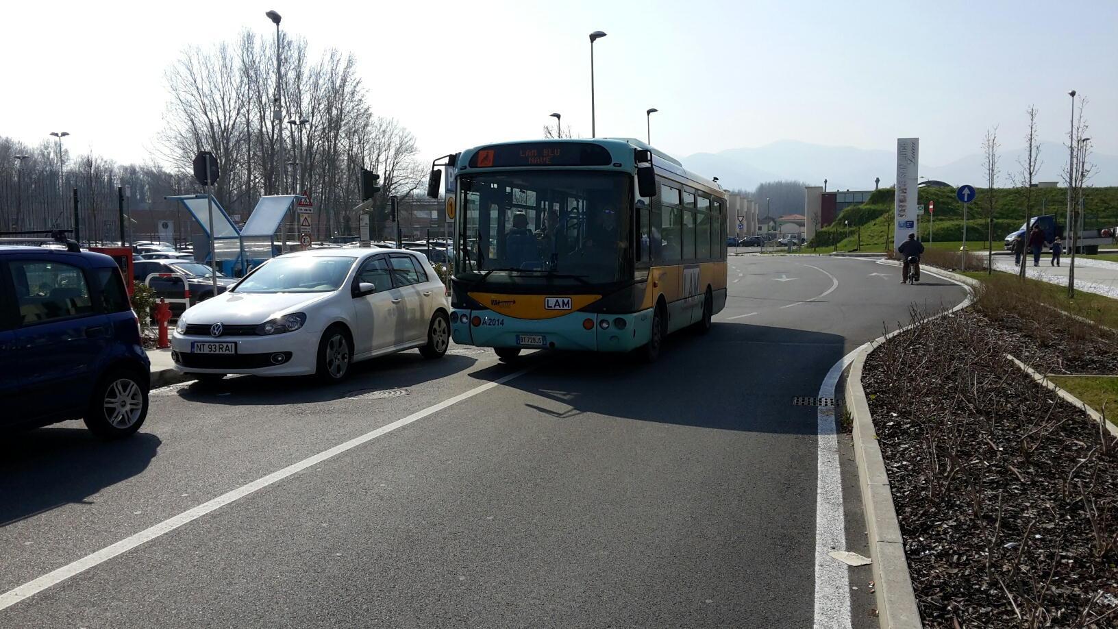 Una navetta all'ospedale San Luca