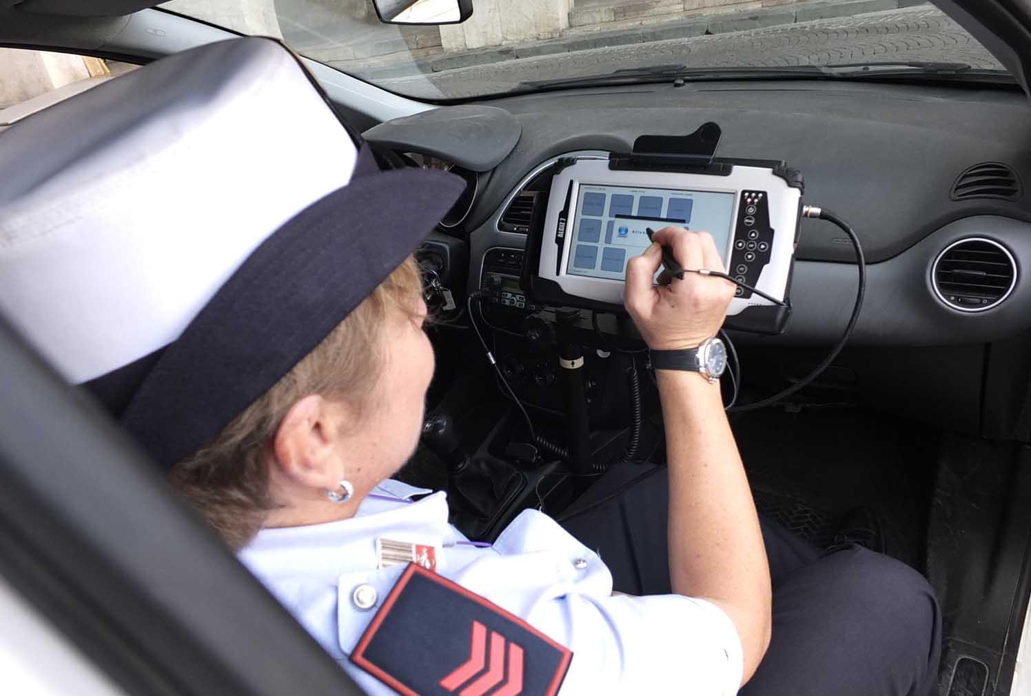La macchinetta installata sull'auto della polizia municipale 