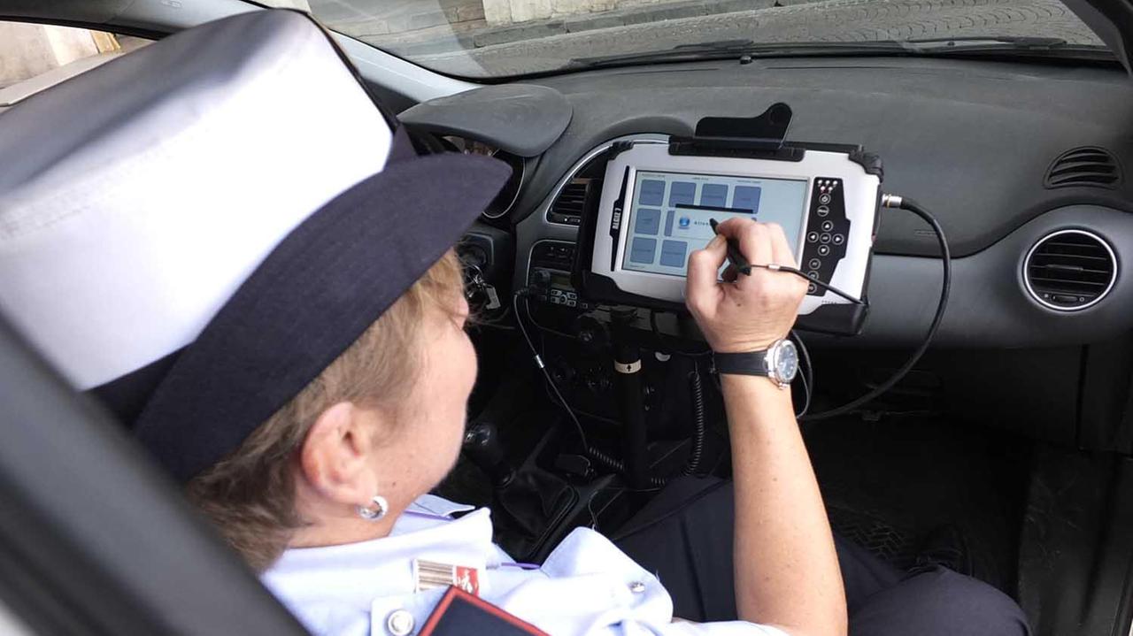 La macchinetta installata sull'auto della polizia municipale
